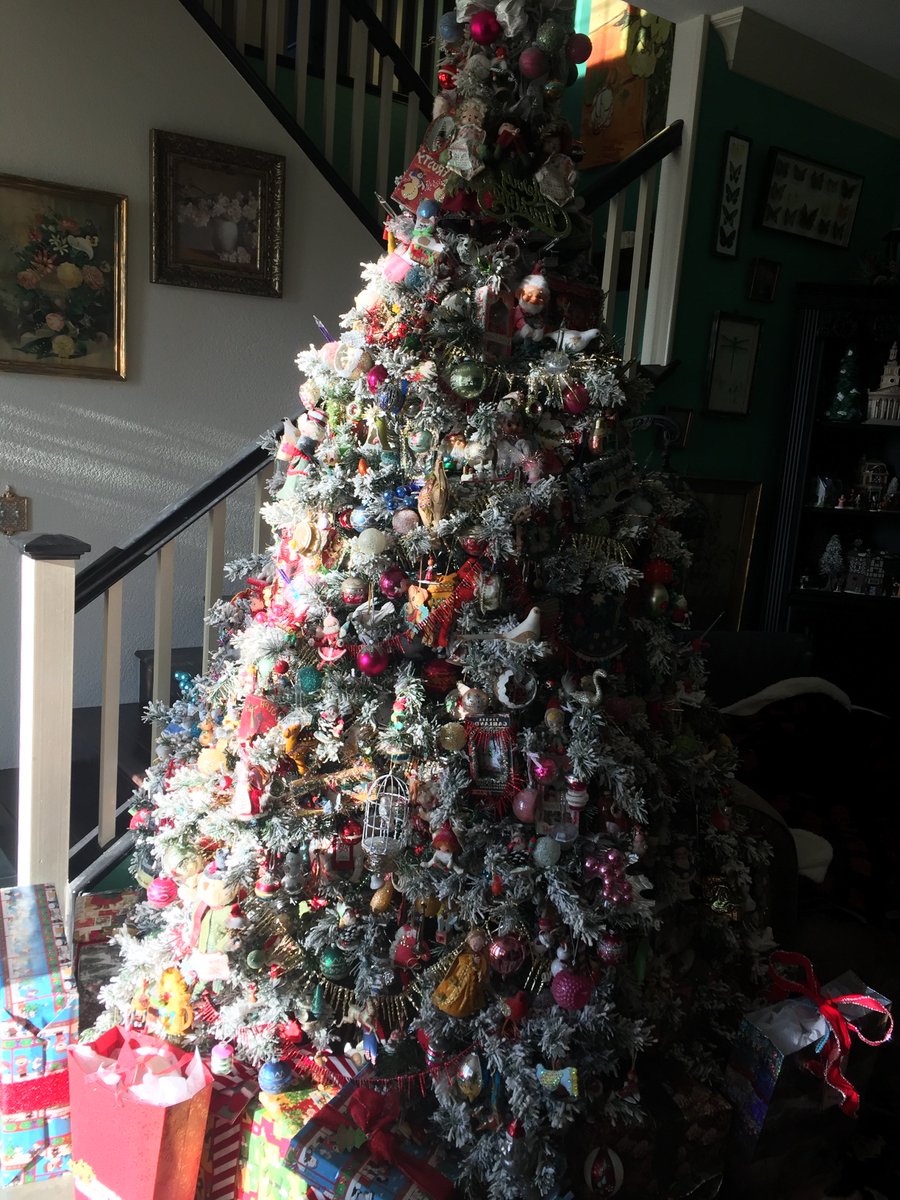Raine_Miller's tweet photo. ☔️ 💜 📖 #RainesTree 🎄 🎁 ☃️
#ChristmasTree
#Ornaments
#MerryChristmas
#CHRISTMAS
#romance #ChristmasCountdown
#christmascountdown2017
Day 25
🎄
Here it is... Merry Christmas! https://t.co/kGzlyV6NA9