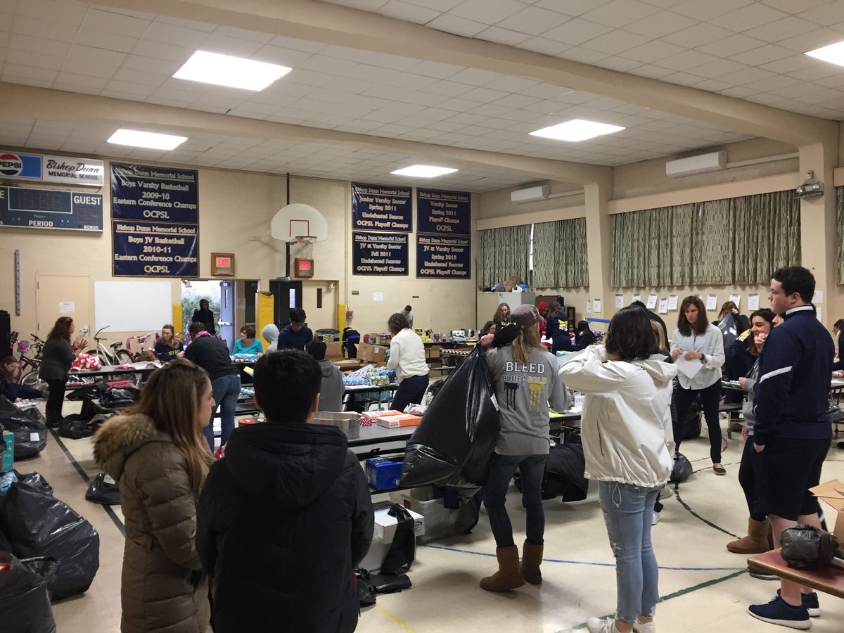 michelemcknig17's tweet photo. 122 local Newburgh families delivered to with gifts and food! ✅ it’s take a village but it gets done. Thank you to all of our elves. With out all of you this could not happen! Merry Christmas to all! #doingitwithlove #happyholidays https://t.co/Jz0tjkVmxD