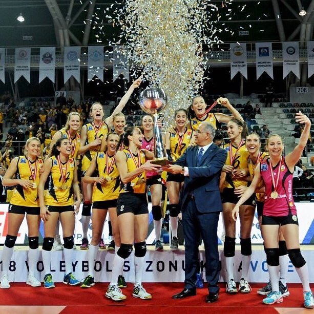 vakiftayfa's tweet photo. Kupa Voley Şampiyonu Vakıfbank! 💛🖤👏🏽🙌🏽 https://t.co/UTW7AI82sV