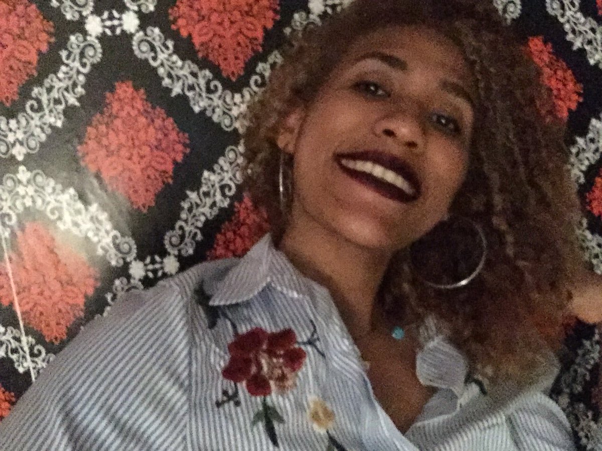 cleoxcvi's tweet photo. I introduce you to my new wallpaper, hair dye and hoops 😛. #feelingmaself https://t.co/8M1lM23QDk