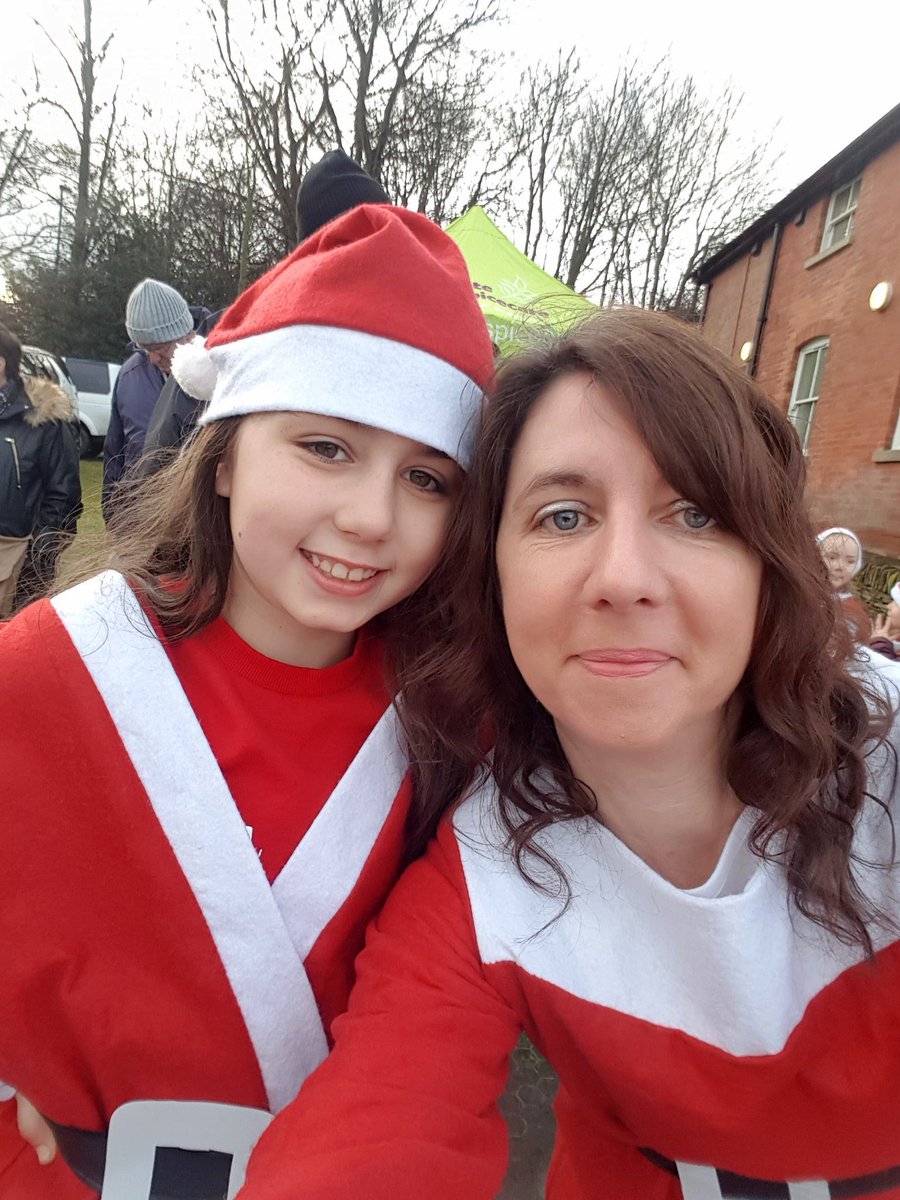 Fantastic fun running with over 1300 Santa's in the Santa Fun Run this morning at Queens Park!! What a great way to start Christmas 🎅🏃#itschristmaseve #run <a href="/Ashgate_Hospice/">Ashgate Hospice</a> <a href="/ChesterfieldFC/">Chesterfield FC</a>