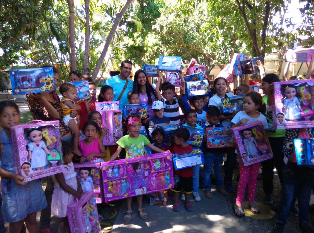 gestionperfecta's tweet photo. Juguetes para los niños y niñas que asisten al Hospital Pediátrico Dr. Agustín Zubillaga! Todo un equipo, de la Gobernación y alcaldías del estado Lara, desplegado en nombre de nuestro Pdte. @NicolasMaduro #24Dic https://t.co/nsXKtmvuBd