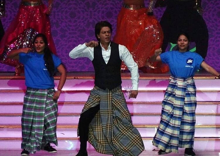 ShahRukhKhan_FC's tweet photo. Pic: #ShahRukhKhan [ @iamsrk ] performance at #RIL40 #RFD2017 event in Mumbai 23 December 2017 ... @reliancejio https://t.co/0kcKmYMXuf