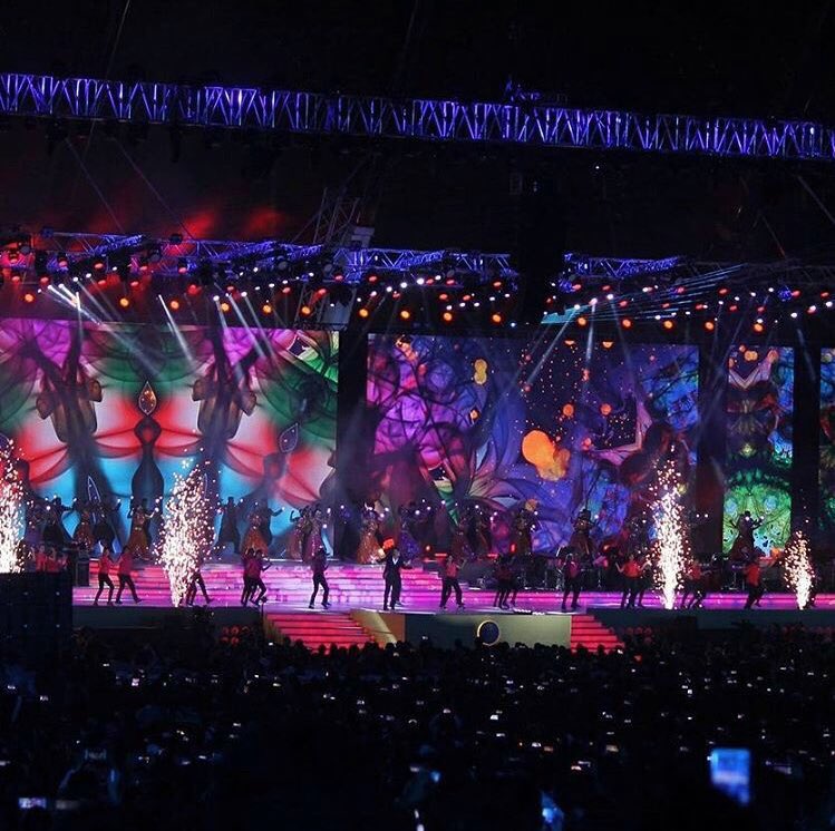 ShahRukhKhan_FC's tweet photo. Pic: #ShahRukhKhan [ @iamsrk ] performance at #RIL40 #RFD2017 event in Mumbai 23 December 2017 ... @reliancejio https://t.co/0kcKmYMXuf