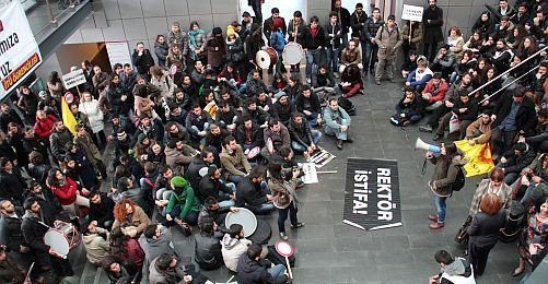 Rektör Karaca'nın emriyle adları KHK listesine eklenen hocalarımızın yanındayız. 

KHK'lar gidecek, biz kalacağız! Yandaş rektörler gidecek, biz kalacağız!