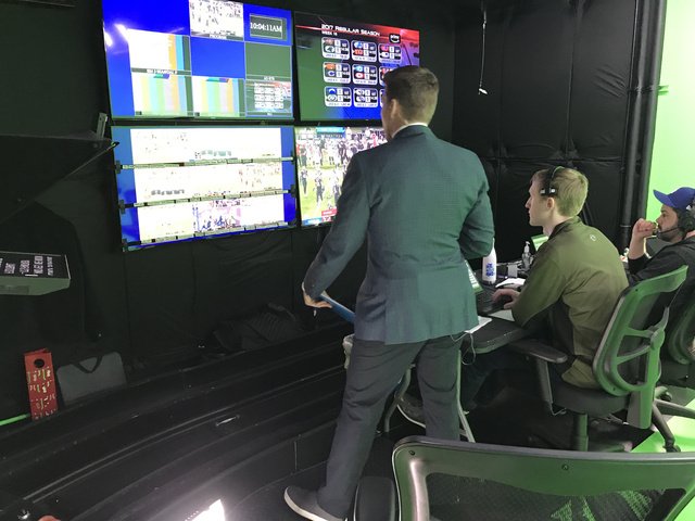 darrenrovell's tweet photo. This is how Scott Hanson calls the nine games going on at the same time for the NFL Red Zone. https://t.co/5QSWE5IWBz