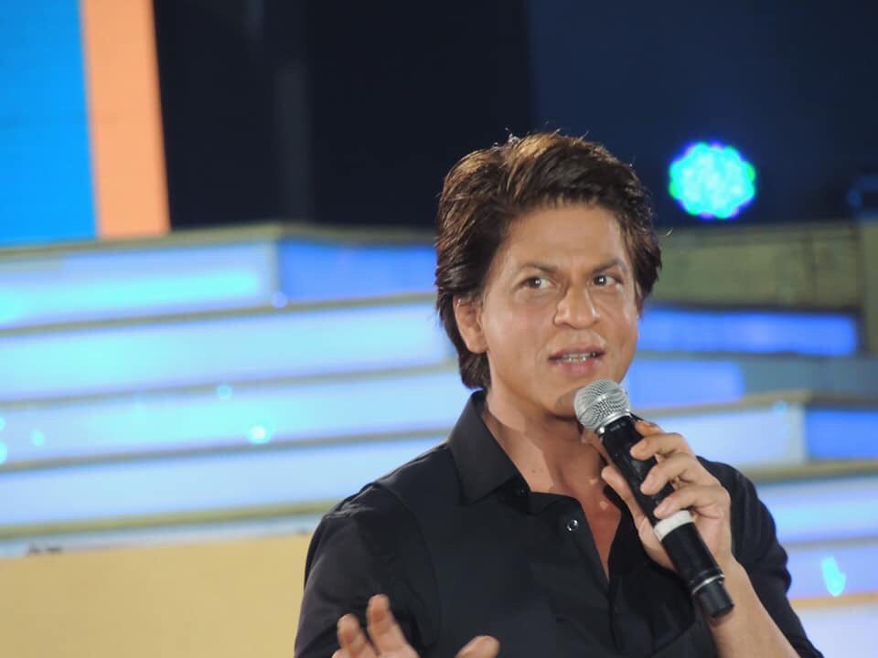 SRKCHENNAIFC's tweet photo. HQ Pics -2 : Shah Rukh Khan (@iamsrk) &amp; @SrBachchan share the stage together at #RIL40 #RFD2017 event yesterday in Mumbai yesterday. https://t.co/AvUBUHY5qh