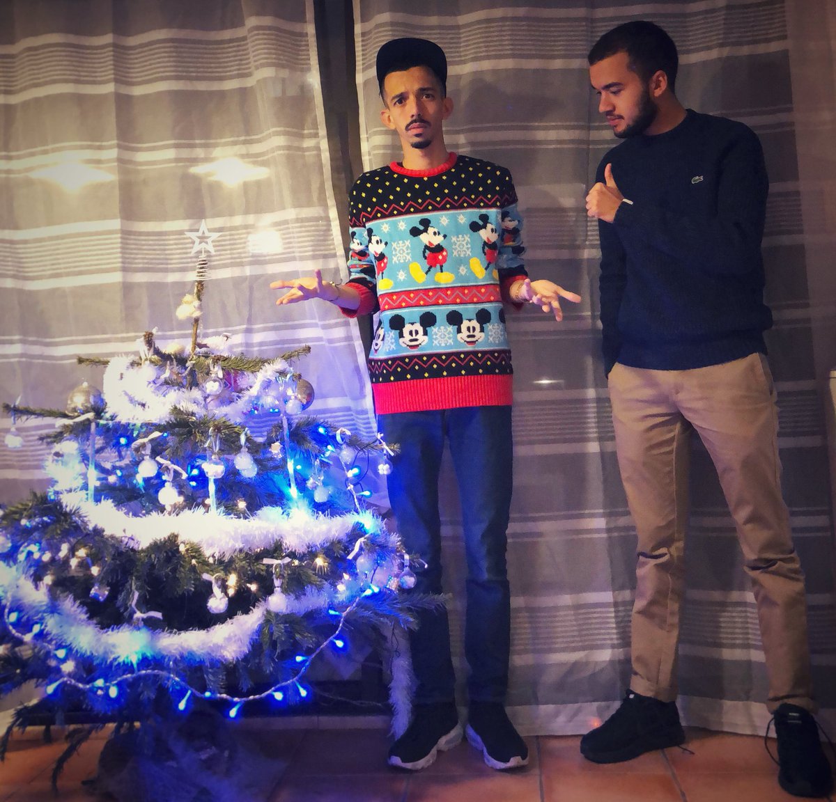 bigfloetoli's tweet photo. Quand ton frère t’offre un « super » pull de noël 😬🎄 
Bonnes fêtes à tous🎅🏻
Profitez de vos familles, une pensée à ceux qui sont seuls ou ceux qui taffent ce soir...💪
#lesapinlepluspourridefrance https://t.co/FbCBBueznj