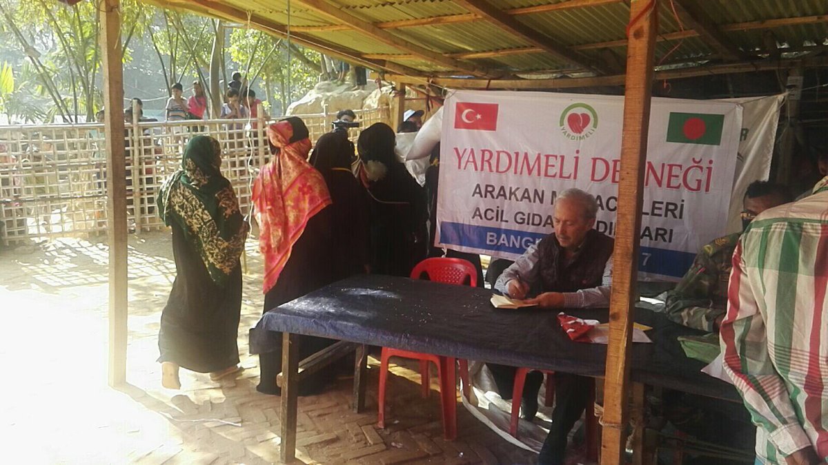 Bahri_Bulut's tweet photo. Arakanlı kardeşlerimizden Kamplardaki 500 aileye bu gün de acil gıda paketleri dağıttık. Bir lokmaya muhtaç olan bu mazlumlar insanlığa ve müslümanlara emanet. Bu emanetlere ne kadar sahip çıkabiliyoruz bunun MUHASEBESİNİ yapmaya ihtiyacımız var ümmet ve insanlık olarak. https://t.co/xXSAg3uyUn