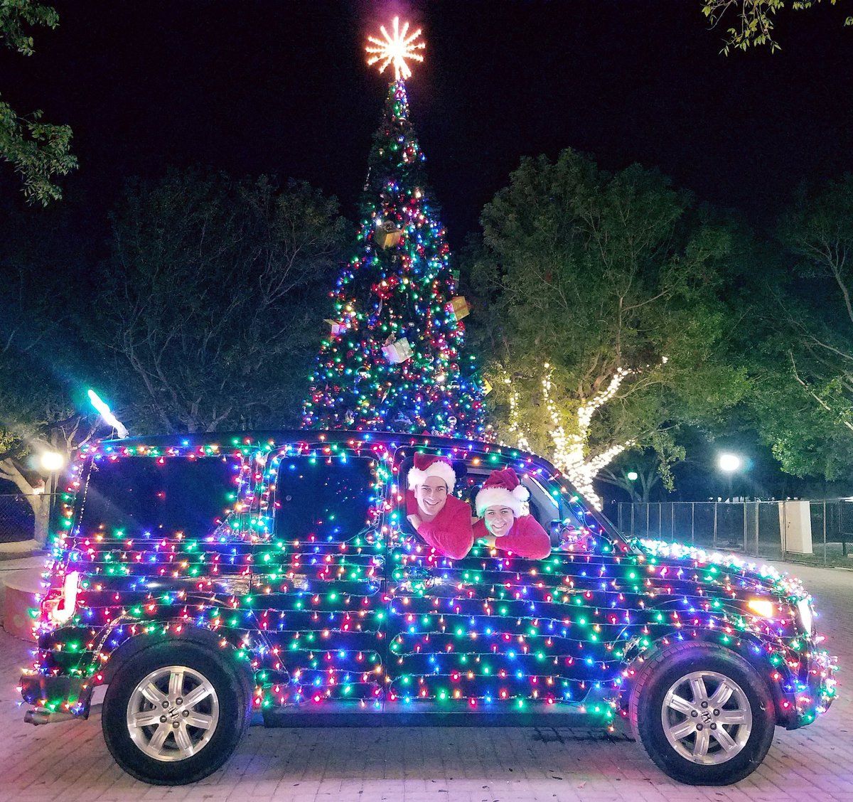 THE305GUY's tweet photo. On the 4th night before Christmas, the #786CHICK &amp; #305GUY #ChristmasCar rolled down the #RickenbackerCauseway to wish our neighbors in #KeyBiscayne a #MerryChristmas and #HappyHolidays! https://t.co/1BDh6Oddmw
