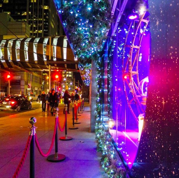 It’s that time of year again, when people gather to see the wonderland of <a href="/hudsonsbay/">Hudson's Bay | La Baie d'Hudson</a>  windows.
📷:  @asorinphoto