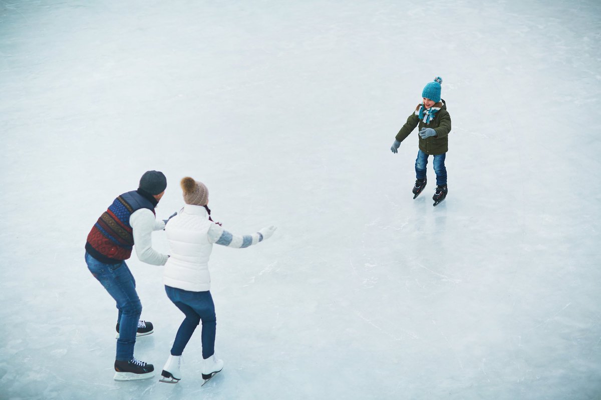 VillasAtRowland's tweet photo. Enjoy freestyle #IceSkating while hanging out and spending quality time with friends and family this holiday season. https://t.co/SC2O6m6P5Z  #RowlandHeights https://t.co/yPmsFKdsnB