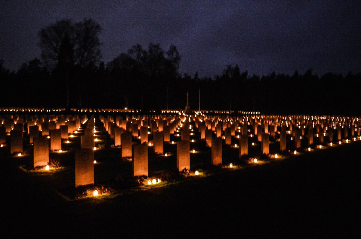 CraigSearle1's tweet photo. Every Christmas Eve Dutch children place candles on the graves of the 1355 Canadian soldiers buried at Holten Cemetery. At Chritmas let us remember them, and the 118,000 other Canadians who never made it home. https://t.co/Gw5pcmBYsJ