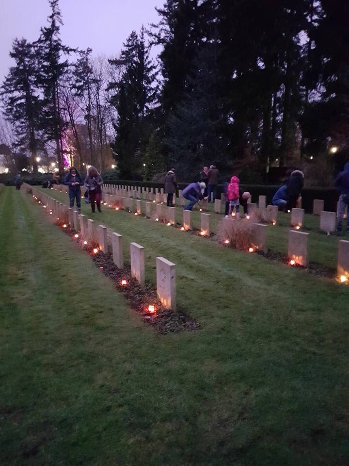 CraigSearle1's tweet photo. Every Christmas Eve Dutch children place candles on the graves of the 1355 Canadian soldiers buried at Holten Cemetery. At Chritmas let us remember them, and the 118,000 other Canadians who never made it home. https://t.co/Gw5pcmBYsJ