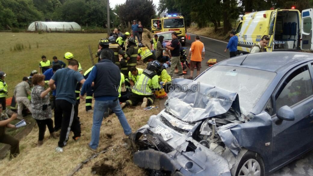 anbelsi's tweet photo. #Osorno Pre-informe de accidente en Ruta U-400, se trata de colisión de vehículos menores, 8 personas lesionadas fuera de vehículo, dos menores, en el lugar 5 Móviles de Samu, carabineros en el lugar, se trabaja @paislobo @Hans28H @quintacbo @ https://t.co/gnNJZznT5x