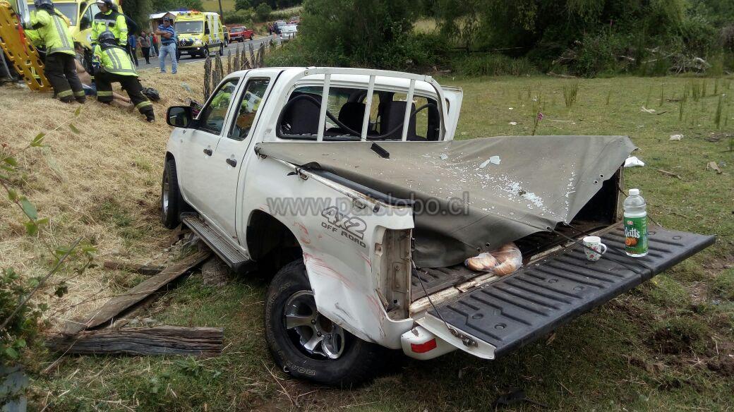 anbelsi's tweet photo. #Osorno Pre-informe de accidente en Ruta U-400, se trata de colisión de vehículos menores, 8 personas lesionadas fuera de vehículo, dos menores, en el lugar 5 Móviles de Samu, carabineros en el lugar, se trabaja @paislobo @Hans28H @quintacbo @ https://t.co/gnNJZznT5x