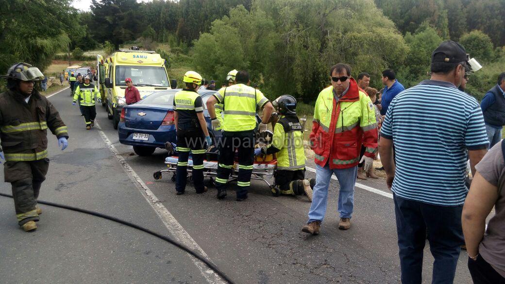 anbelsi's tweet photo. #Osorno Pre-informe de accidente en Ruta U-400, se trata de colisión de vehículos menores, 8 personas lesionadas fuera de vehículo, dos menores, en el lugar 5 Móviles de Samu, carabineros en el lugar, se trabaja @paislobo @Hans28H @quintacbo @ https://t.co/gnNJZznT5x