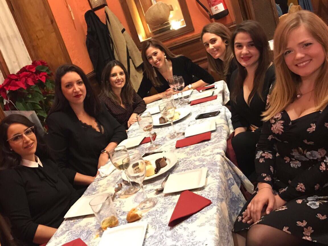 DENTALCONTRERA1's tweet photo. 🎄 La familia de #ClínicaDentalContreras os desea a todos vosotros y vuestras familias una muy #FelizNochebuena y #Navidad https://t.co/qEstNdoRTI