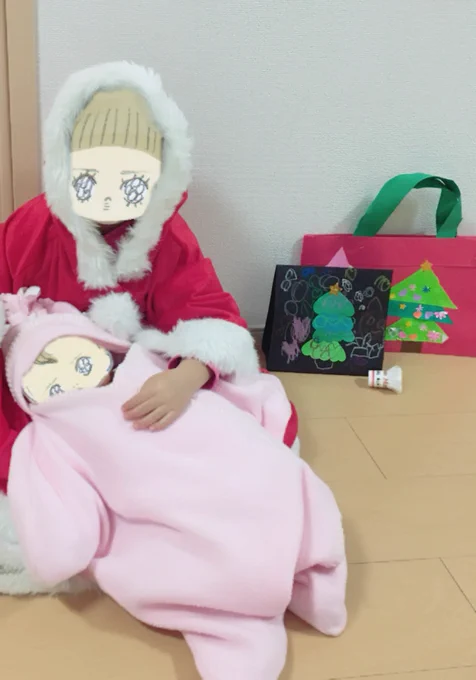 チキンに巻くやつめちゃくちゃ気に入ったらしくて、写真撮ろうとしたら自分の作品と一緒に持ってきた 