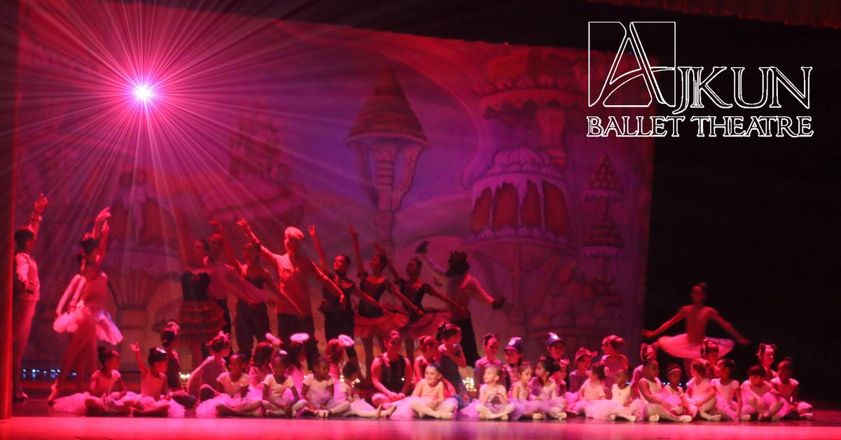 Dance_in_Italy's tweet photo. We close this amezing year and very successful. I wish to the   Ajkunbt Dancer and to everyone  #HappyHolidays, #MerryChristmas and all the best in 2018!! May the season be filled with #happiness, #love, #success and #dancember https://t.co/rH8pL6ghz0