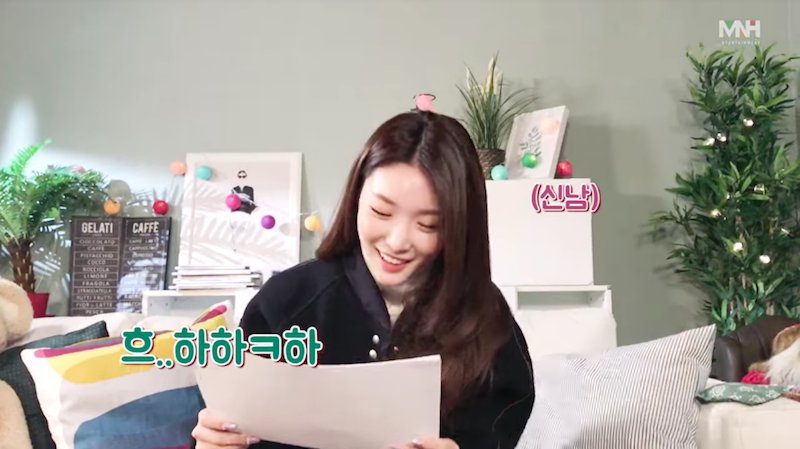 soompi's tweet photo. WATCH: #Chungha Reveals + Reacts To Official Logo And Fan Colors
https://t.co/sEPPa42yC3 https://t.co/HE3C39n1IC