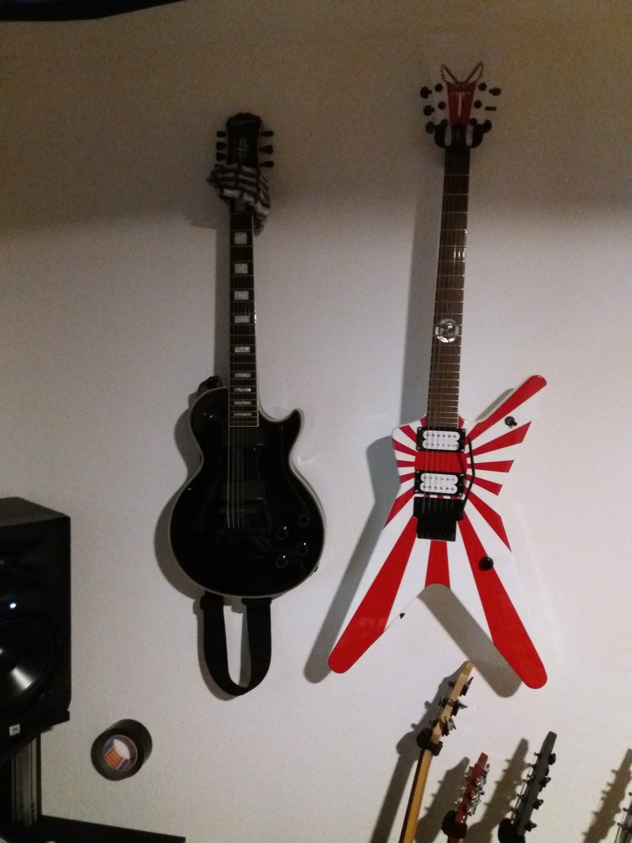 IOFLars's tweet image. My @matthewkheafy signatures happily hanging on the wall.. but only for a short time until i play 'em again :D
#MKH @Epiphone @DeanGuitars