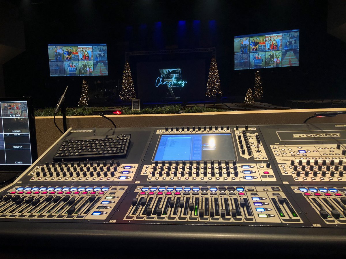MikeWard78's tweet photo. Calm before the fun.              Join us live or online at https://t.co/kf9Qz8jyfY svchristmas2017 https://t.co/xdIFozhq4U