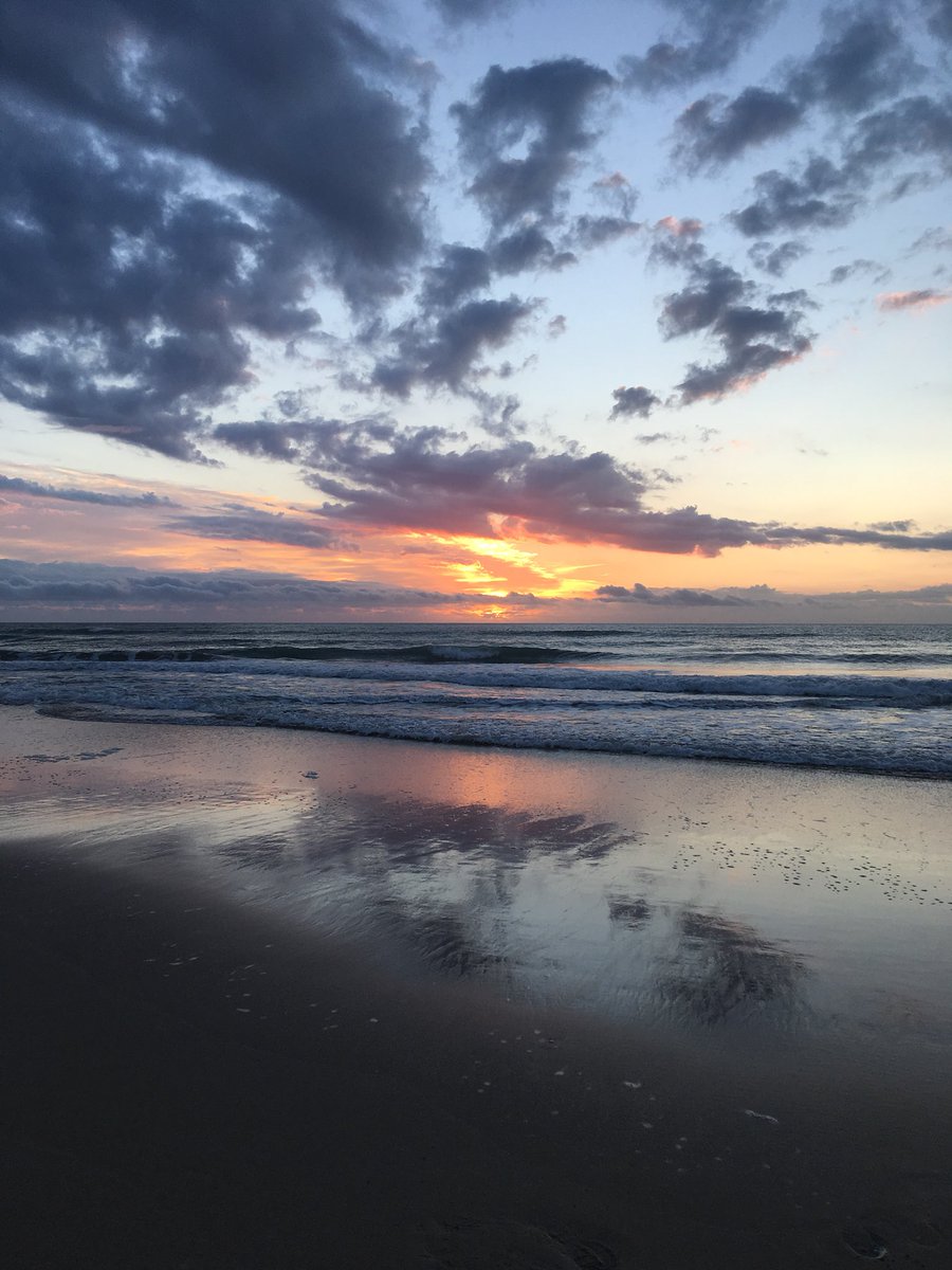 jennahubbard13's tweet photo. Merry Christmas plank to @AUBdance sunrise plank in New Zealand @inspiredAUB https://t.co/kLrzbikqyJ