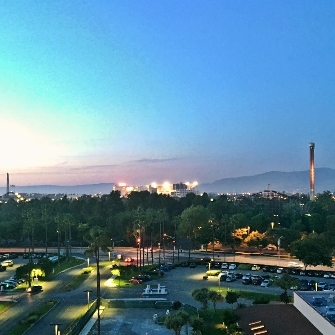 ...and to all a good night! Look out to views of <a href="/LevisStadium/">Levi's® Stadium</a> &amp; <a href="/cagreatamerica/">California's Great America</a> from your #MarriottSantaClara room to send you off to dreamland. 📷: incidental_adventure

#SantaClara #VisitSantaClara #SiliconValley
