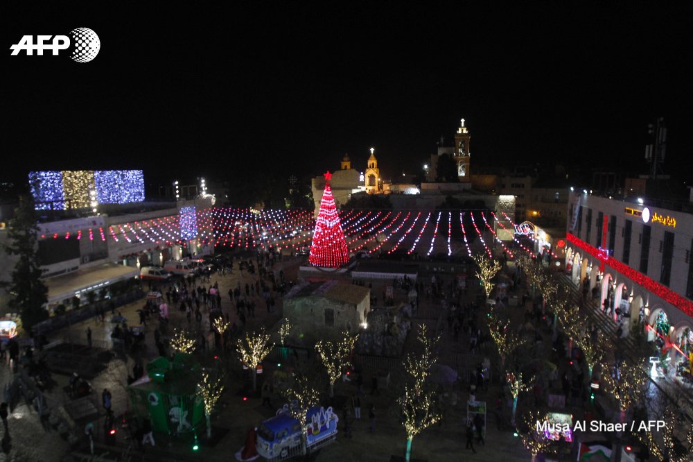 AFP's tweet photo. 'Twas the night before Christmas and all over the world, cities light up to celebrate the holiday https://t.co/direJ4HRWG