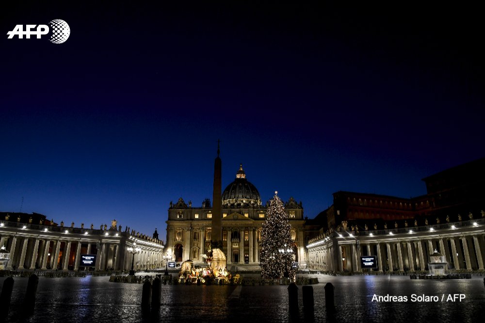 AFP's tweet photo. 'Twas the night before Christmas and all over the world, cities light up to celebrate the holiday https://t.co/direJ4HRWG