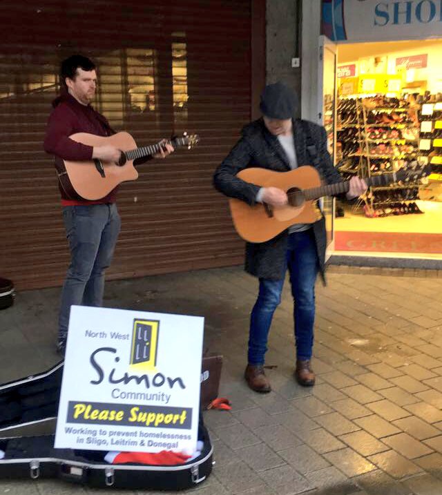 Chrismolloy_'s tweet photo. Some Christmas cheer on the Main Street today good tunes on a winters Christmas Eve all for a good cause too good man @DeanMaywood Happy Christmas @SimonCommunity https://t.co/FFk7dbT6Wm