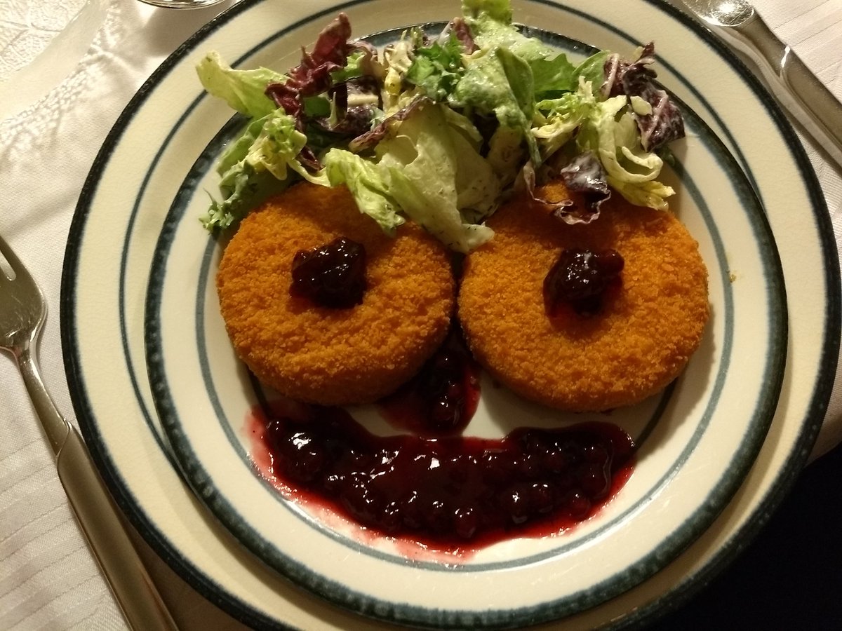 MaylinDay's tweet photo. @FionaIwerIsonst Vorspeise: gebackener Camembert mit Preiselbeeren und Salat ;) https://t.co/c9j7XswhrU
