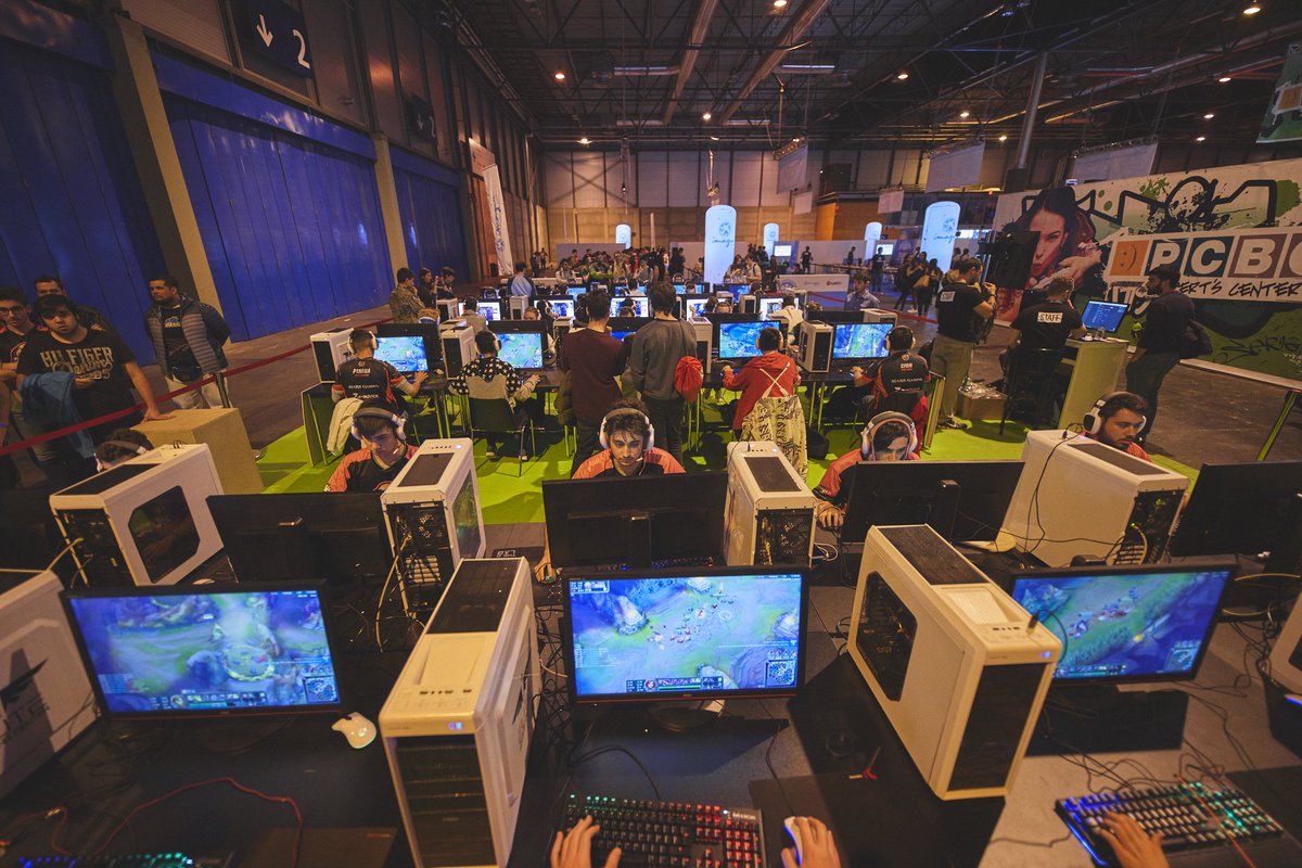 ArenaGGes's tweet photo. Mucha participación y mucha ilusión en los #GranOpen de esta pasada @Gamergy. Justo hace una semana conocíamos a los vencedores del #GranOpenLoL @LVPesLoL, el equipo de #SLOStars. ¡Grandes! #Gamergy https://t.co/3wfVbW8dhY