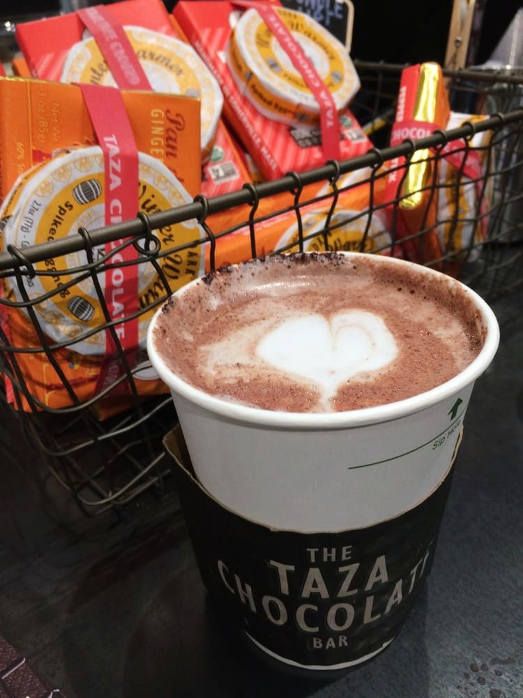 yelpboston's tweet photo. 12 DAYS OF #YELPSHOPSLOCAL - On the 12th day in Boston we walked around the city! Go ice skating &amp; sip on hot cocoa like @Tazachocolate eggnog &amp; gingerbread festive flavors while you spot all the holiday cheer around Boston ✨🎁
📷: Veronica C, Esther L, Joanne H, Yelp https://t.co/Aolc63GSyA