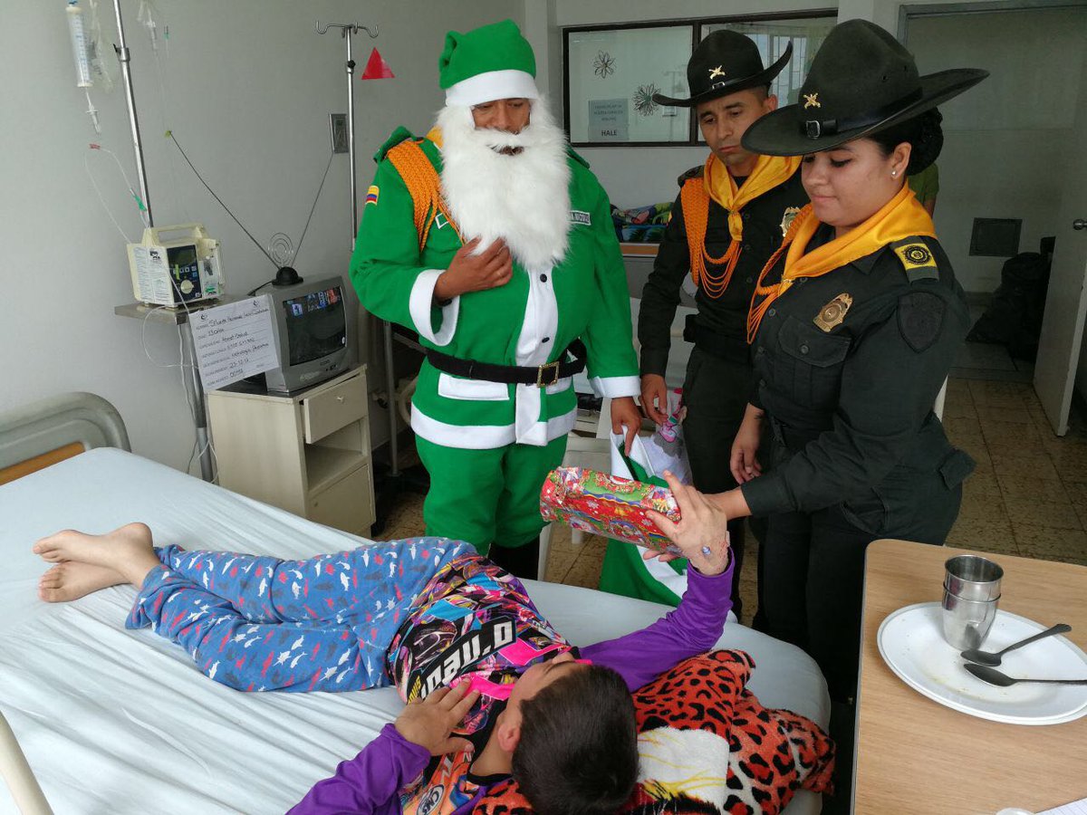 CarabinerosCol's tweet photo. Entrega de regalos para los niños y niñas en hospitales de #Ibagué, quienes con una sonrisa nos enseñan que la vida es bella y debemos disfrutar de la magia de la #Navidad #GRUCA #METIB #PlanNavidadInspiradosEnUsted https://t.co/JyrmB5YHWZ