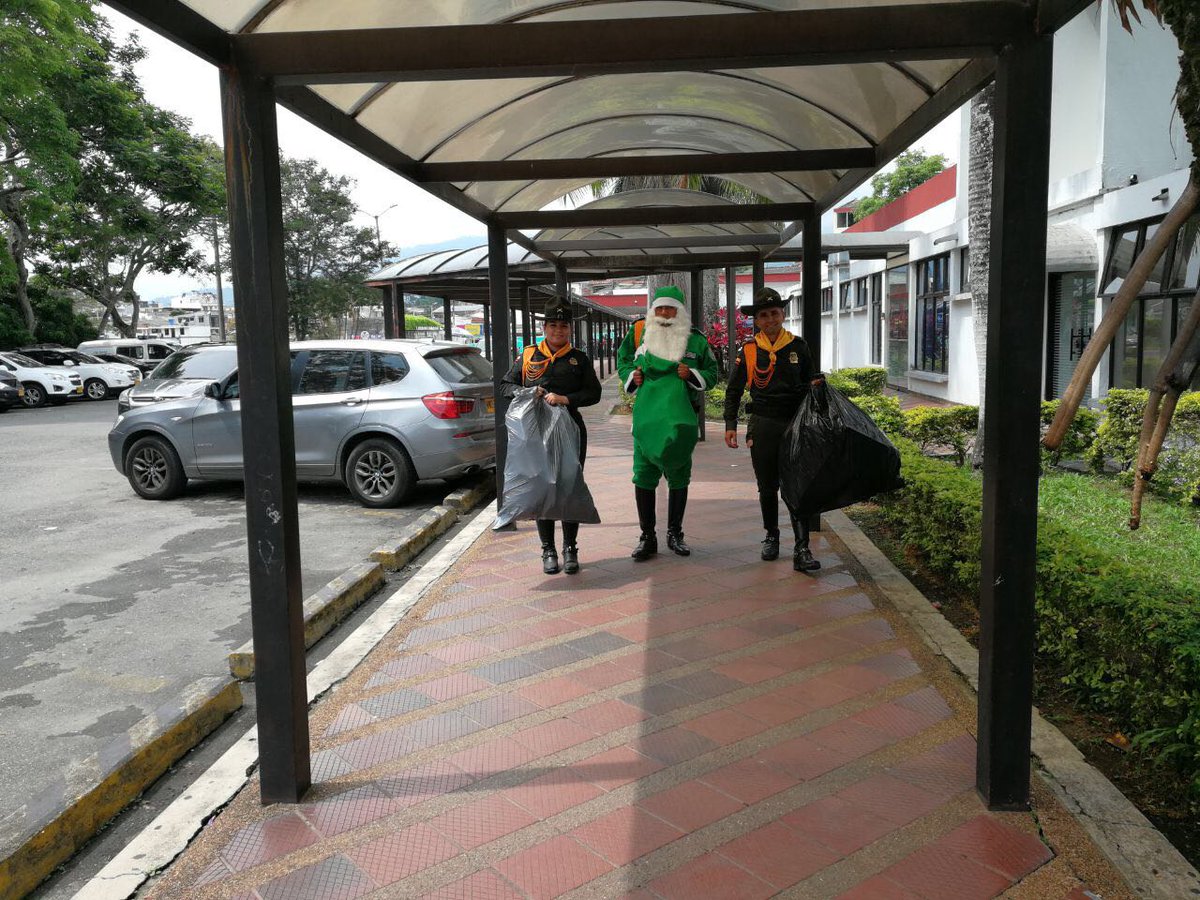 CarabinerosCol's tweet photo. Entrega de regalos para los niños y niñas en hospitales de #Ibagué, quienes con una sonrisa nos enseñan que la vida es bella y debemos disfrutar de la magia de la #Navidad #GRUCA #METIB #PlanNavidadInspiradosEnUsted https://t.co/JyrmB5YHWZ