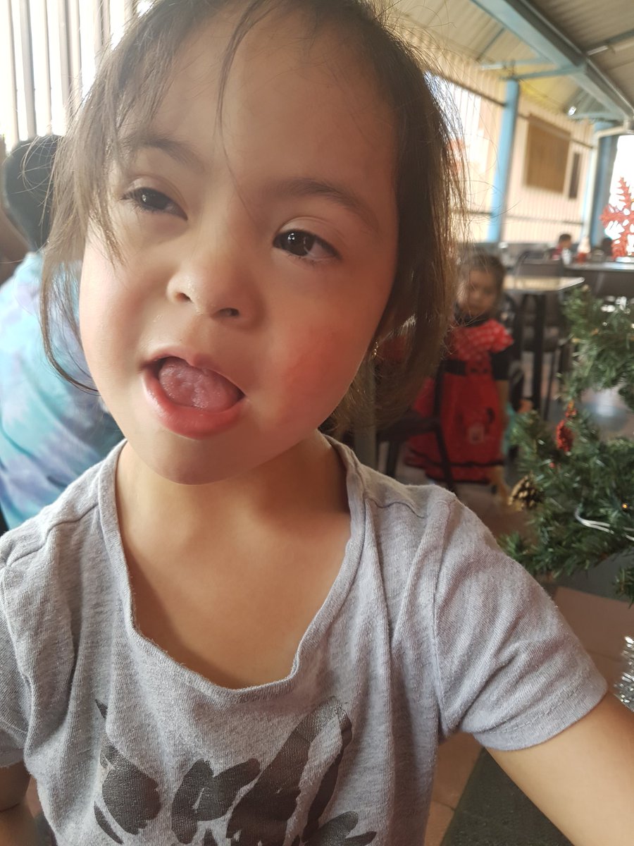 fernandolazo5's tweet photo. Por favor ayuden a localizar a los papas de esta niña estamos en el restaurante el goloso sector empresa electrica https://t.co/kPTRsjItrm