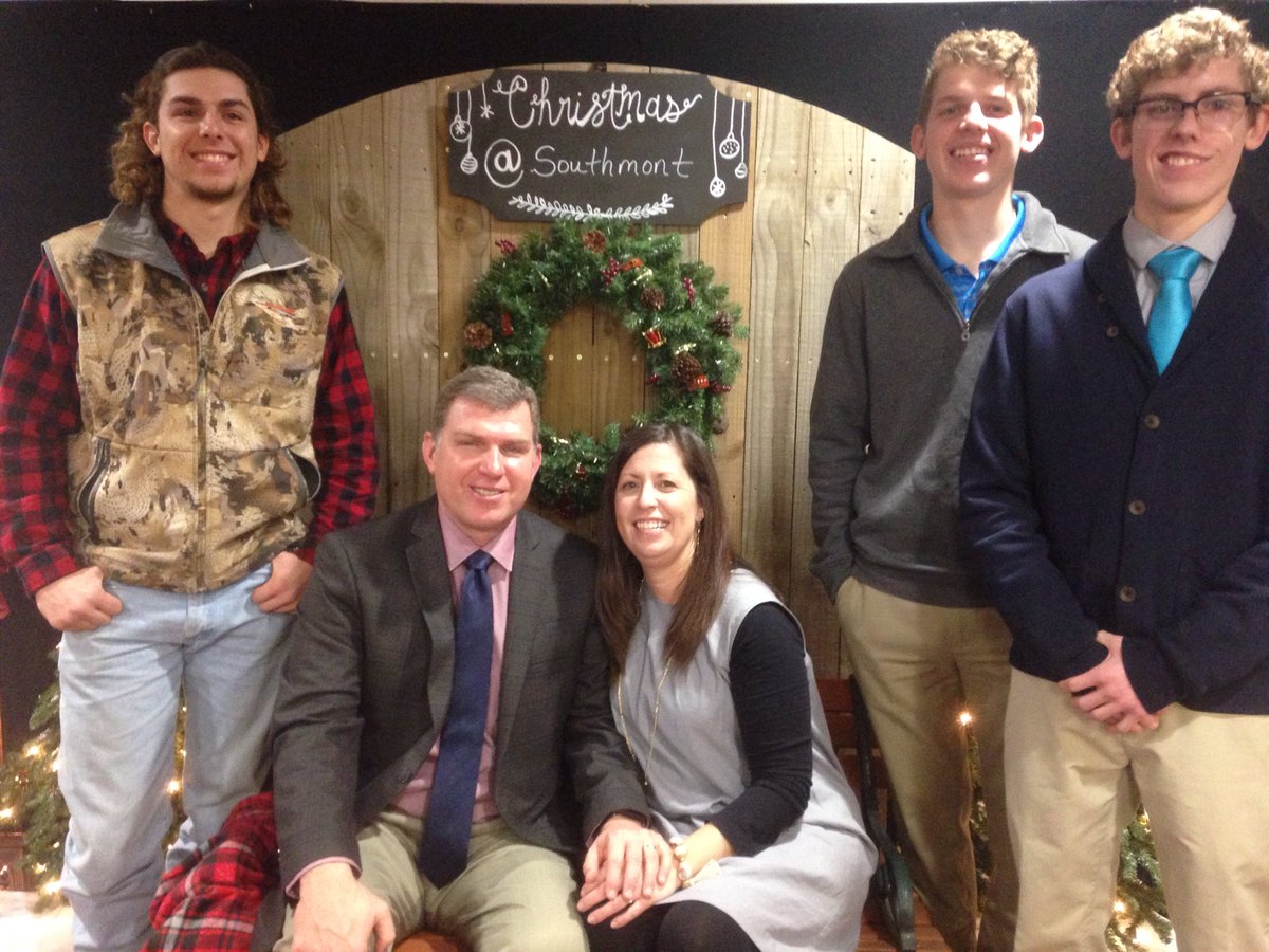 bradcockrell11's tweet photo. #Christmas@southmont https://t.co/hG7f70grYg