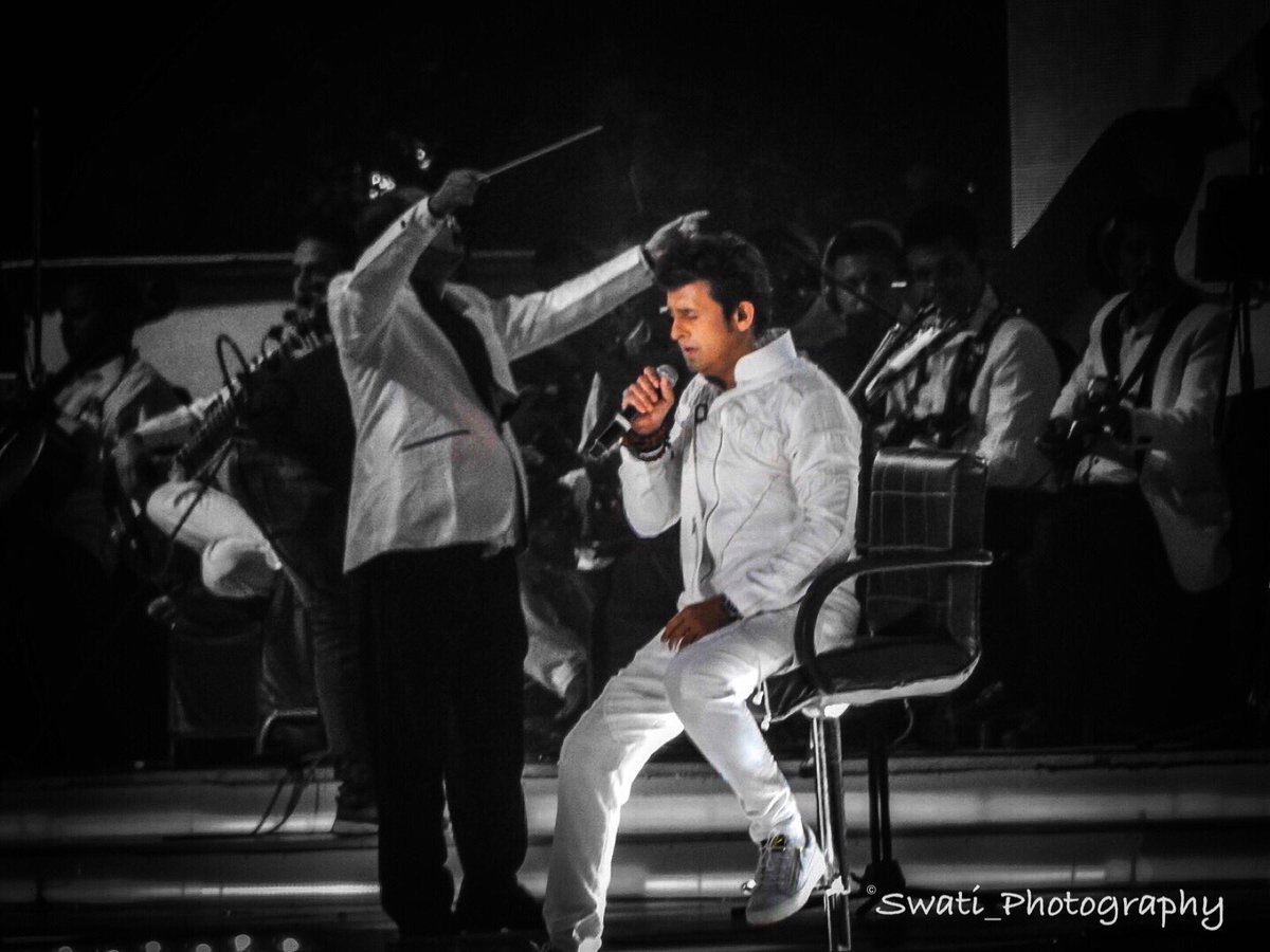 Swati2789's tweet photo. It was a wish to hear #SonuNigam live❤️ #RIL40 #RFD2017 #RelianceFamilyDay https://t.co/iXROjTAIfy