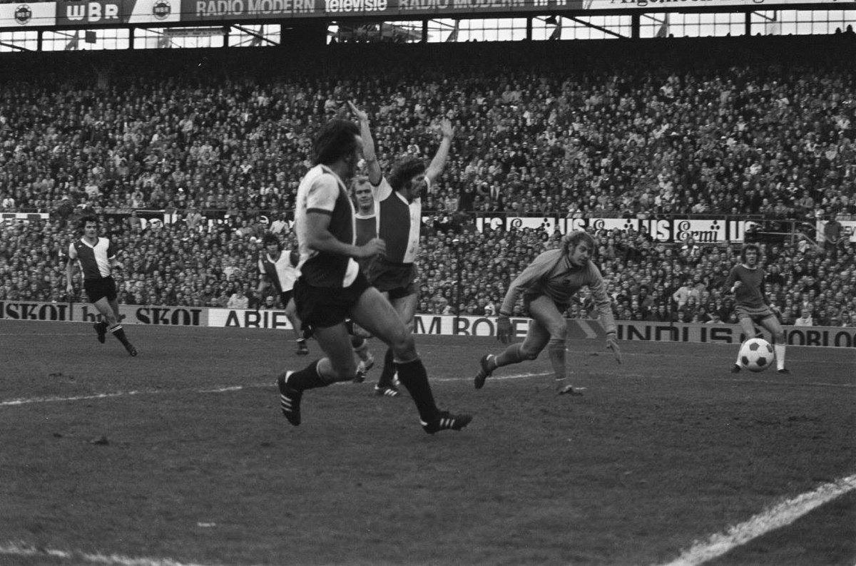 OldFootball11's tweet photo. #Ressel scores during #Feyenoord v #Ajax (2-1): 
#JürgenKristensen #WillemVanHanegem #PeterRessel #HorstBlankenburg #WillyKreuz and goalkeeper #PietSchrijvers
#feyaja 1973/74 at stadium #DeKuip https://t.co/8zxxP7exUX