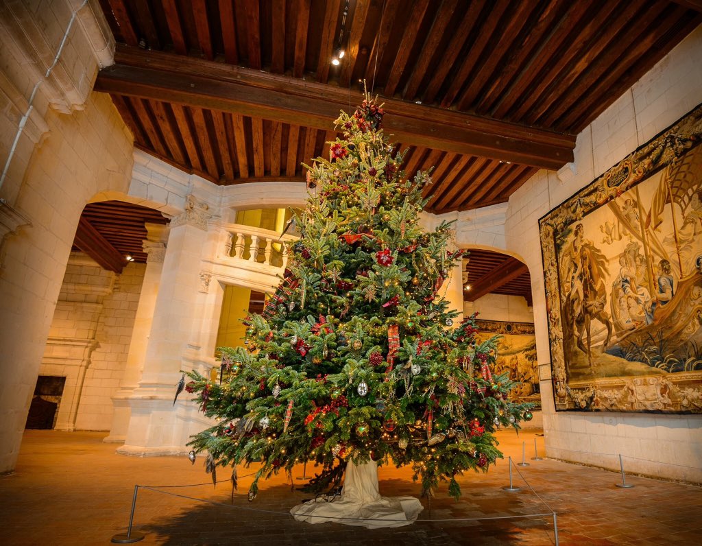 domainechambord's tweet photo. Nous vous souhaitons un bon #Reveillon et un joyeux #Noël à tous. 🎁#MerryXmas #HappyChristmas #Chambord https://t.co/AJTDns8Yi2