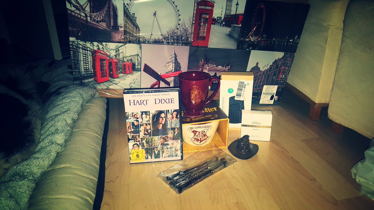 mustbcaweasley's tweet photo. I got amazing Christmas gifts from my parents 🎄❤️
Got a Londo lamp (not on the pic ), a set of London pics, a Bluetooth keyboard, a perfume , a sorting hat, some wand makeup brushes, a Hogwarts mug, a Hogwarts cereal bowl and the 4th season of Hart of Dixie https://t.co/VurXCHaFoU