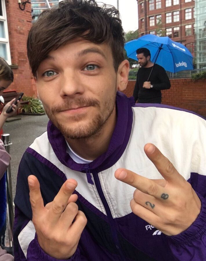hellokitycareca's tweet photo. LOUIS É A COISINHA MAIS LINDA DESSE MUNDO E EU POSSO PROVAR

#HappyBirthdayLouisTomlinson https://t.co/GGU26g7KNs