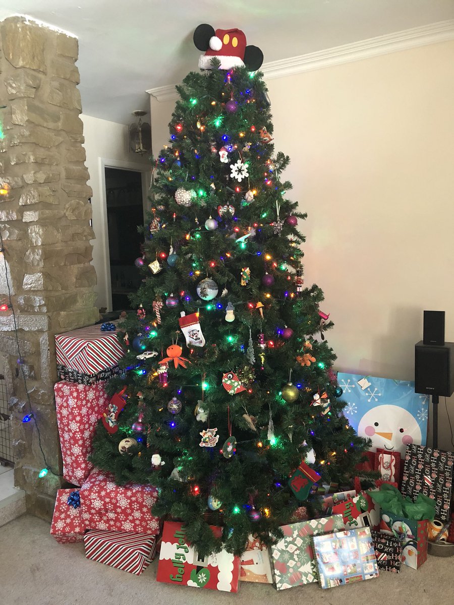 slowry26's tweet photo. #ChristmasTree 2018. Let’s get the #ChristmasTree hashtag trending! Share your tree! https://t.co/zMCsHu61kG