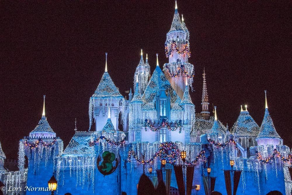 OCPhoto2017's tweet photo. Nobody quite does the holidays like Disney, image by Lori Norman #OCPhoto2017 #SoCal #OrangeCounty #Anaheim #oclife #californialiving #Disneyland https://t.co/NPfjktSR9S