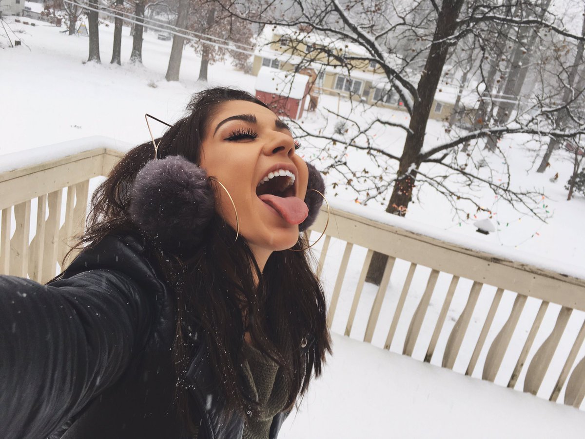 AndreaRussett's tweet image. catching them snow flakes like it's my JOB ❄️