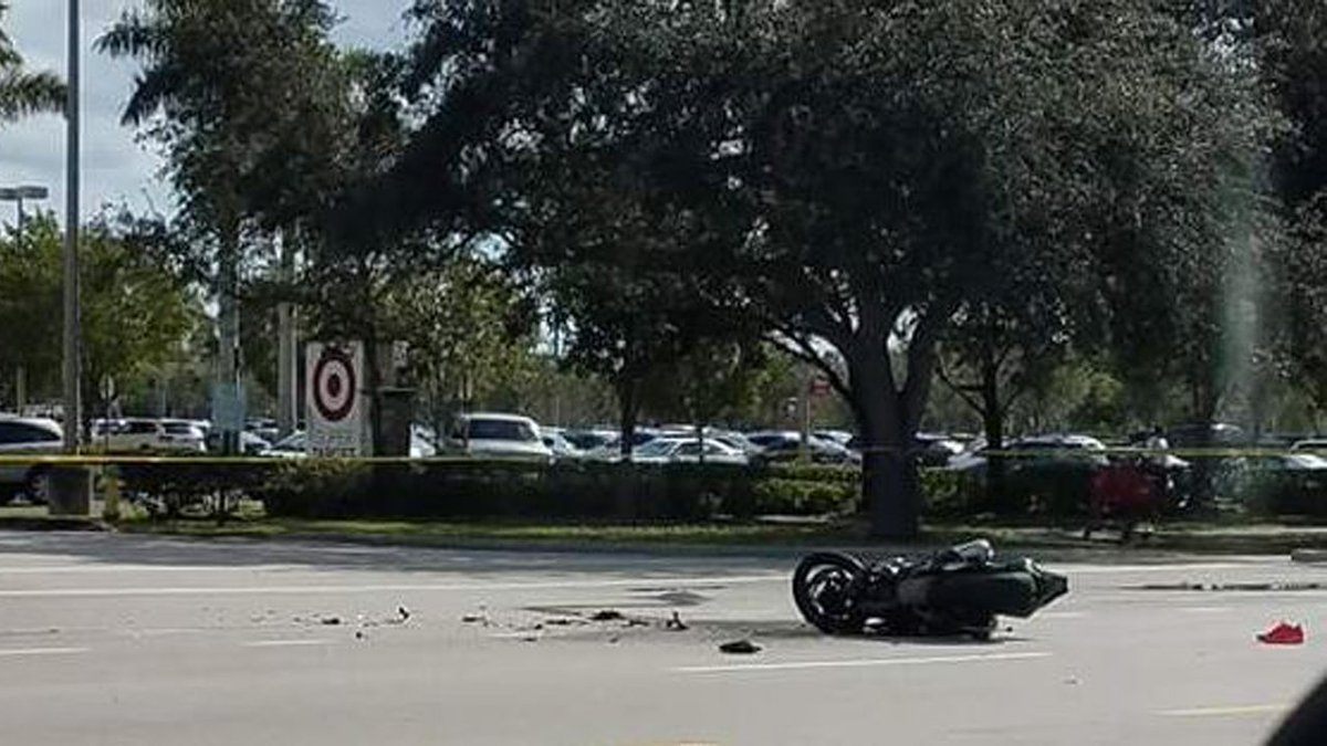 Speeding motorcyclist dies in crash in Deerfield Beach, officials say bit.ly/2l4Az0X https://t.co/axnsGSYmBB