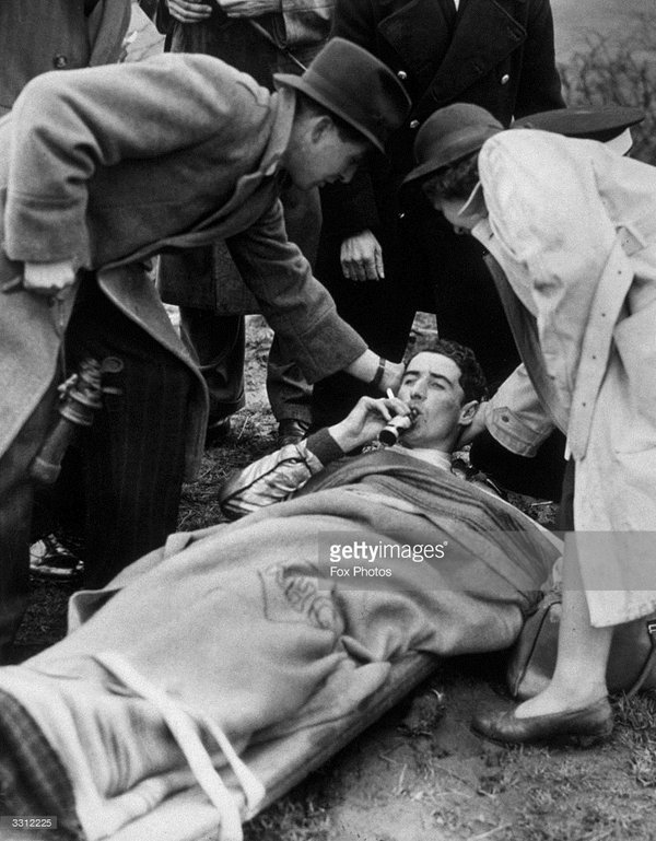 AnaglogsDaughtr's tweet photo. Finally: Stay safe jockeys over Christmas.
This medication is now banned 😎
A swig of whiskey and a puff of a fag for the injured jockey while he awaits the ambulance after he broke his collarbone at Becher's Brook https://t.co/pcRpqG9JEz