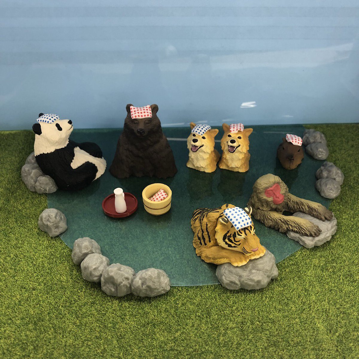 ブシロードクリエイティブ公式 すごいペースで売れています 大江戸温泉物語 ブシロードクリエイティブの限定カプセル玩具 温泉動物 デスクトップフィギュア ですが 社内でも大人気 湯面はクリアファイルを切り取って作ったそうです 販売店舗はこちら
